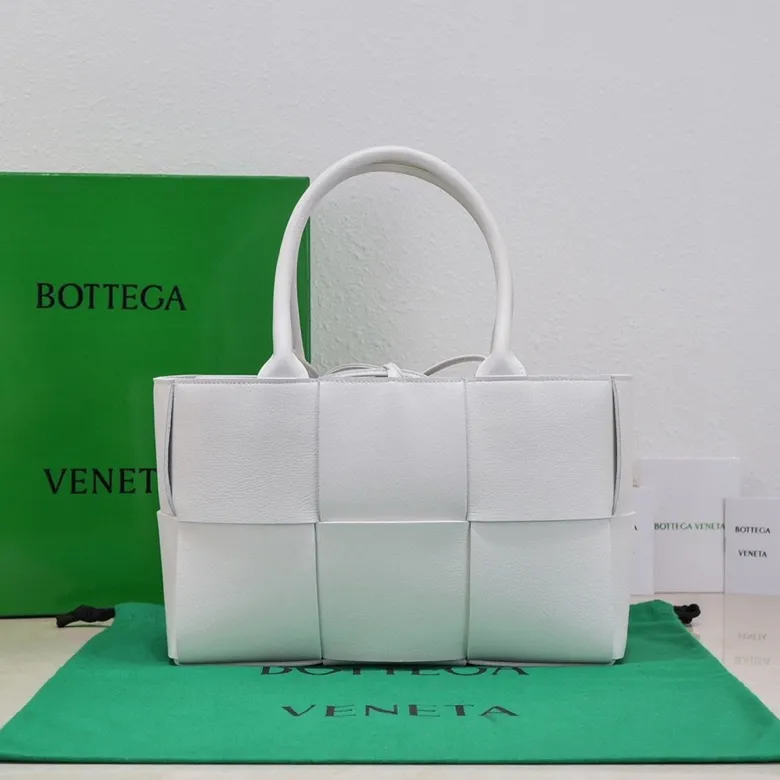 Batch 1760 medium arco pebbled grain, BottegaVeneta# official website latest pebbled grain cowhide with suede lining, SLIP tote handbag, and the logo has been changed to the side 😍The oversized woven design really makes it a huge gap from ordinary tote bags 🔗🔗Different color combinations for the inner and outer layers ⛓Daniel Lee leads the brand's DNA to continue to evolve with fresh inspiration🧬🧬showing a balanced style of luxury and reality👉: 30*20*12 Model: 9893#